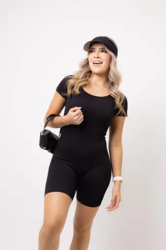 ENTERIZO CORTO OVAL NEGRO